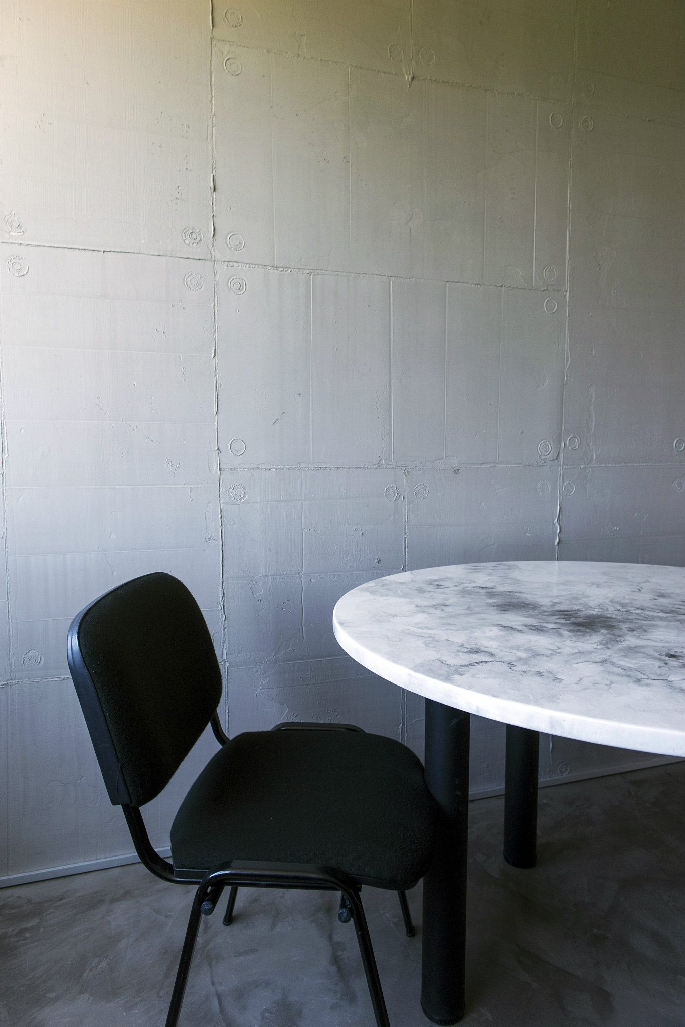 resina effetto cemento e piano tavolo effeto marmo